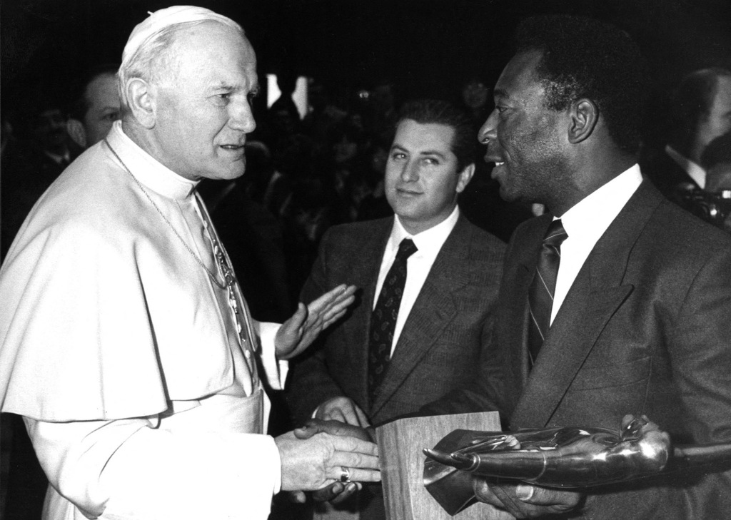 In his home couPelé enjoyed international fame, meeting with dignitaries around the globe.