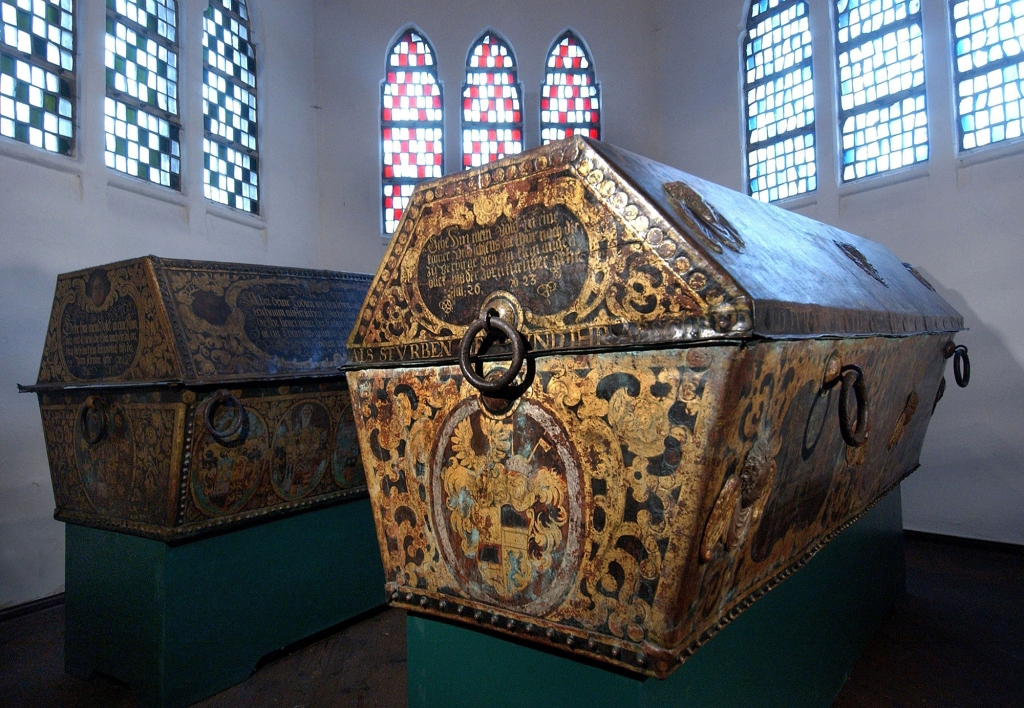 The sarcophagi of the former sovereign Heinrich — an ancestor of the arrested prince — and his second wife from the House of Reuss,  in the St. John's Church in Gera, Germany.