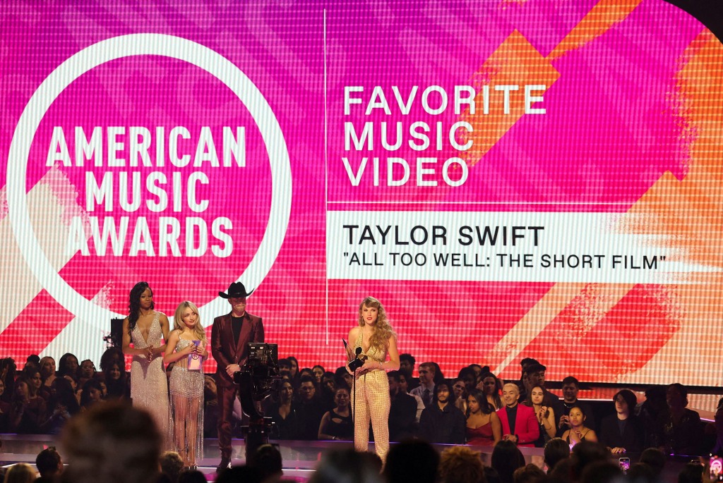 Taylor Swift receives the Favorite Music Video award