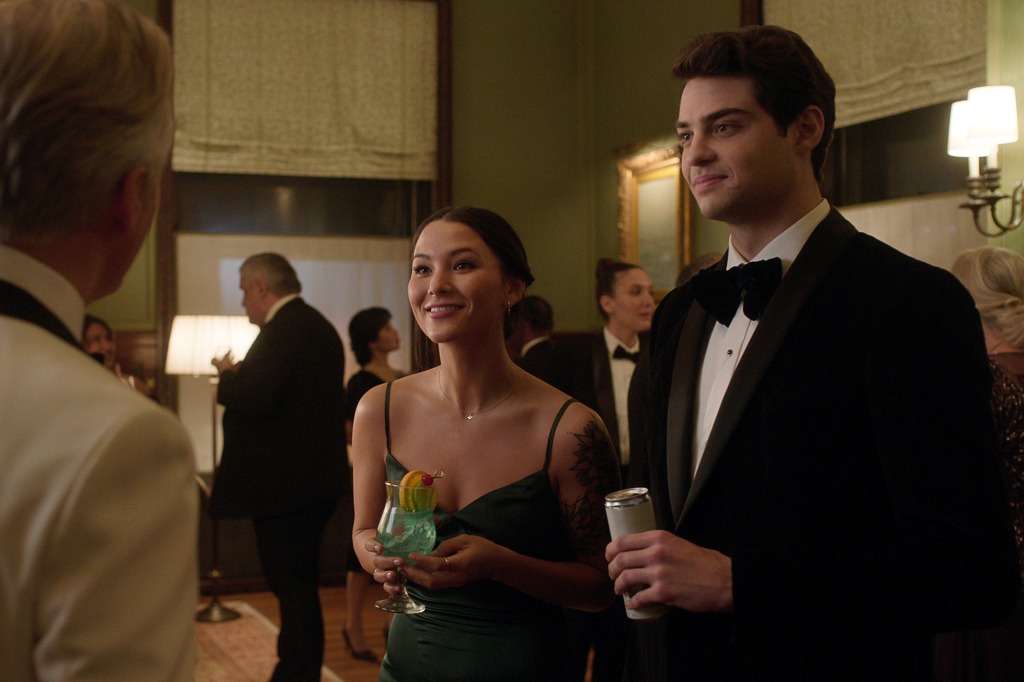 Fivel Stewart as Hannah Copeland, Noah Centineo as Owen Hendricks in "The Recruit" smiling at a fancy party. 