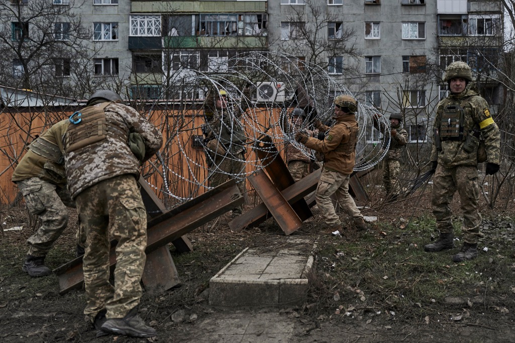 Ukrainian soldiers prepare barricades in Bakhmut, Donetsk on December 21. 