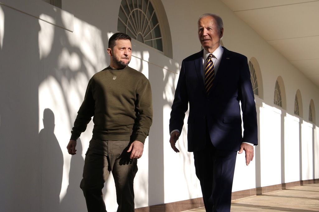 Zelensky walks alongside President Biden 