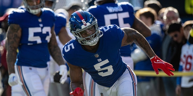 New York Giants defensive end Kayvon Thibodeaux (5) warms up before a game against the Indianapolis Colts at MetLife Stadium Jan 1, 2023, in East Rutherford, N.J.