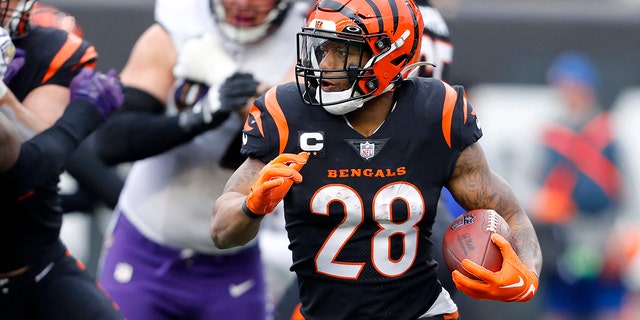 Cincinnati Bengals running back Joe Mixon (28) looks for room during the third quarter against the Baltimore Ravens at Paycor Stadium in Cincinnati Jan 8, 2023.