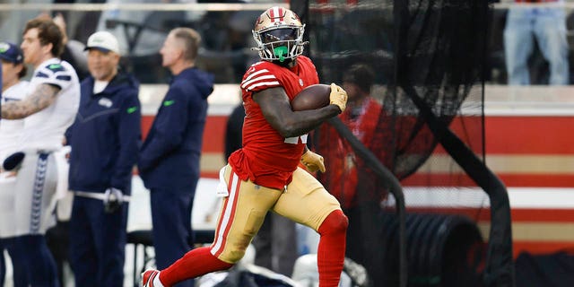 San Francisco 49ers wide receiver Deebo Samuel (19) runs for a touchdown during the second half of a wild-card playoff game against the Seattle Seahawks in Santa Clara, Calif., Saturday, Jan. 14, 2023. 