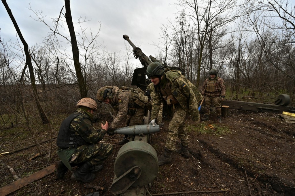 Ukrainian servicemen prepare a shell for a 2A65 Msta-B howitzer before firing towards Russian troops, amid Russia's attack on Ukraine, in a frontline in Zaporizhzhia region, Ukraine January 5, 2023. REUTERS/Stringer