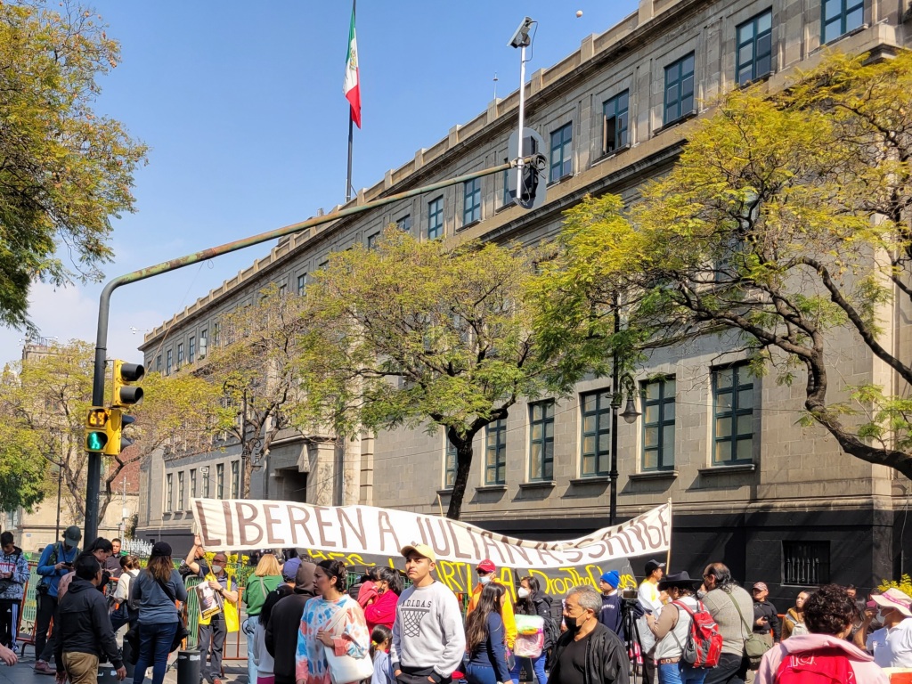 Protesters outside the National Palace urged the US to drop its case against Julian Assange.