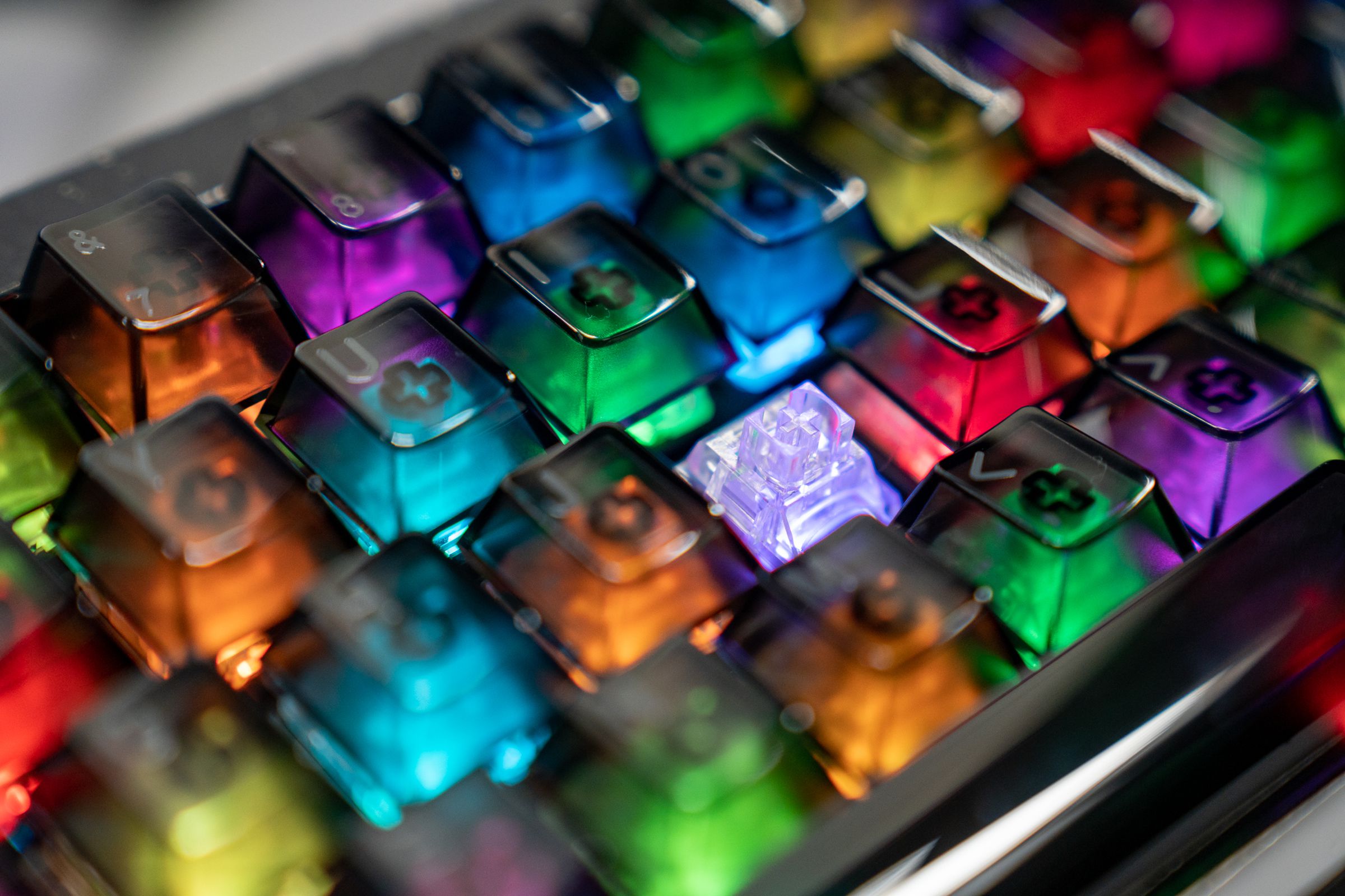 The icy silver linear switches that come with the prebuilt boards help let the south-facing RGB lighting really shine through.