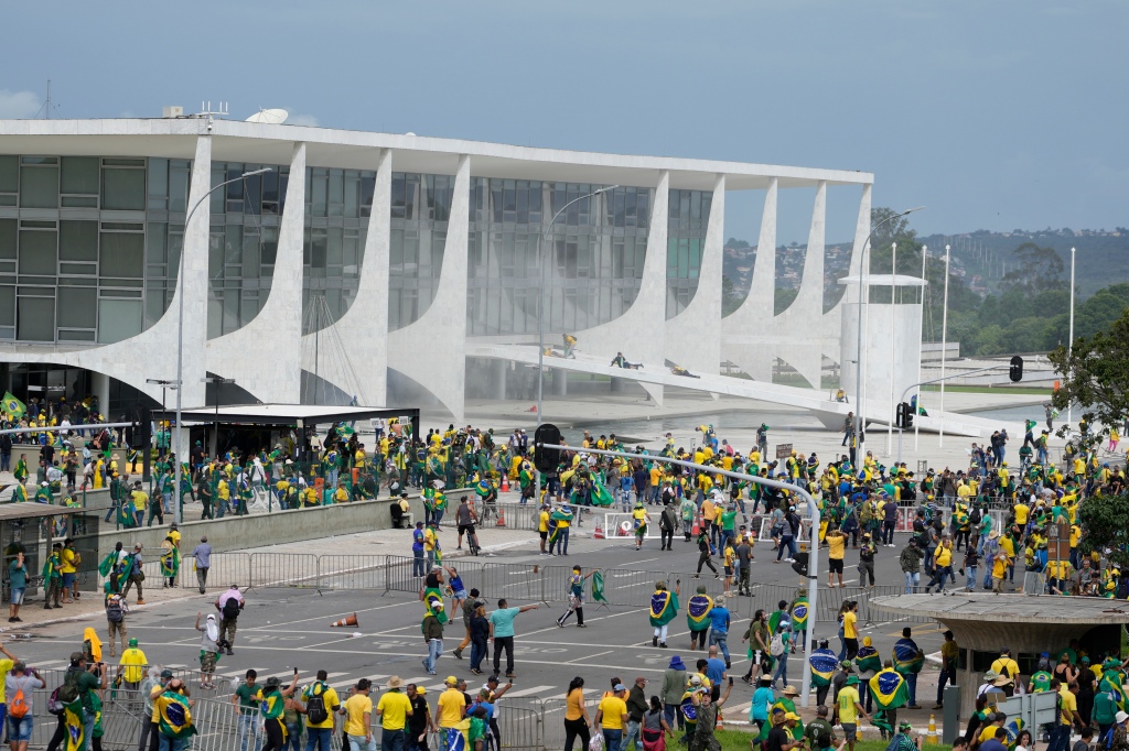 Protestors outside the Planalto Palace building in Brasilia, Brazil on Jann.  8, 2023.