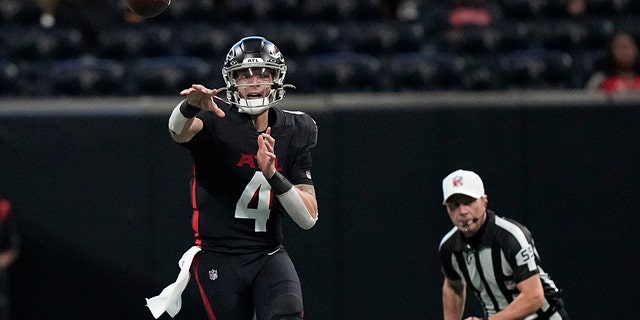 Atlanta Falcons quarterback Desmond Ridder (4) works against the Arizona Cardinals during the first half of an NFL football game, Sunday, Jan. 1, 2023, in Atlanta. 