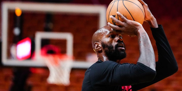 Miami Heat center Dewayne Dedmon, #21, warms up prior to a game against the Oklahoma City Thunder at FTX Arena in Miami Jan 10, 2023.