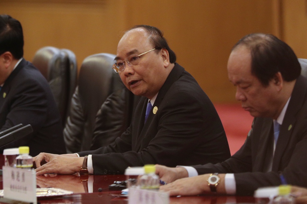 Vietnam's Prime Minister Nguyen Xuan Phuc talks with Chinese President Xi Jinping during the meeting at the Great Hall of People on April 25, 2019 in Beijing.