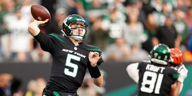 Mike White (5) of the New York Jets throws during the fourth quarter against the Cincinnati Bengals at MetLife Stadium Oct. 31, 2021, in East Rutherford, N.J.