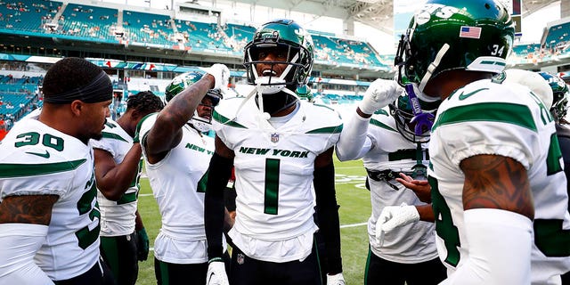 Sauce Gardner (1) of the New York Jets yells in a team huddle prior to a game against the Miami Dolphins at Hard Rock Stadium Jan. 8, 2023, in Miami Gardens, Fla.