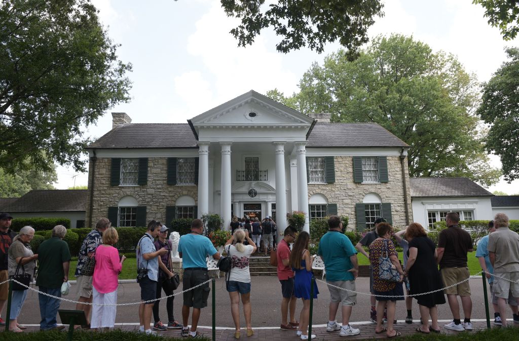 Visitors queue to enter the Graceland mansion of Elvis Presley on August 12, 2017 in Memphis, Tennessee.
