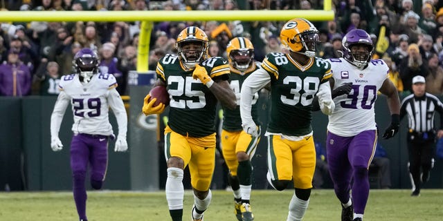 Green Bay Packers' Keisean Nixon (25) returns a kickoff 105-yards for a touchdown during the first half of an NFL football game against the Minnesota Vikings, Sunday, Jan. 1, 2023, in Green Bay, Wis.