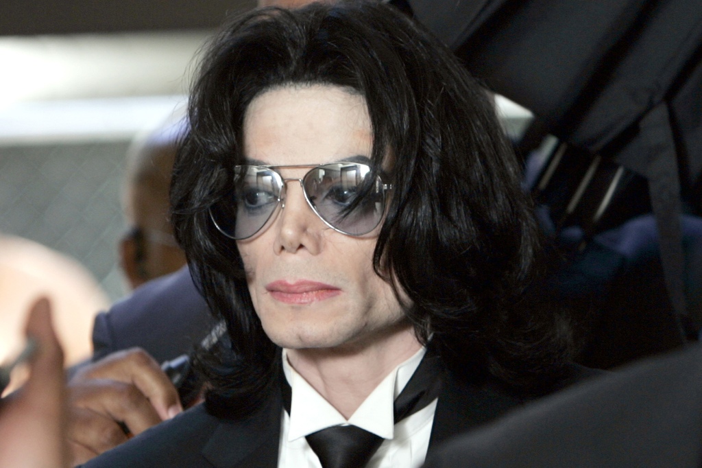 SANTA MARIA, CA - JUNE 13:  Michael Jackson prepares to enter the Santa Barbara County Superior Court to hear the verdict read in his child molestation case June 13, 2005 in Santa Maria, California. After seven days of deliberation the jury has reached a not guilty verdict on all 10 counts in the trial against Michael Jackson. Jackson was charged in a 10-count indictment with molesting a boy, plying him with liquor and conspiring to commit child abduction, false imprisonment and extortion. He pleaded innocent.  (Photo by Kevork Djansezian-Pool/Getty Images)