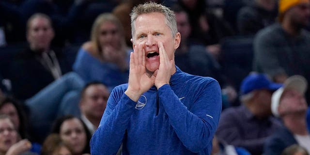 Golden State Warriors coach Steve Kerr shouts to players during the first half of a game against the Los Angeles Clippers in San Francisco Nov. 23, 2022. 