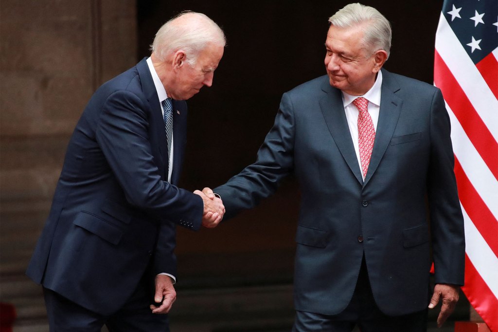 Biden shakes hands with López Obrador