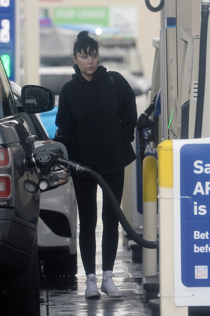 01/10/2023 EXCLUSIVE: Amanda Bynes is spotted out gassing up her car in Los Angeles. The former actress and current nail technician student wore a Louis Vuitton backpack, black hoodie, matching leggings, and white Converse trainers. 