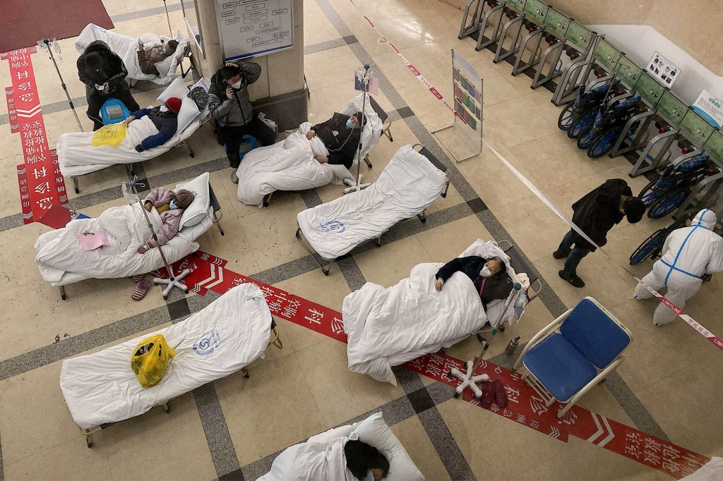 Covid-19 coronavirus patients lie on hospital beds.