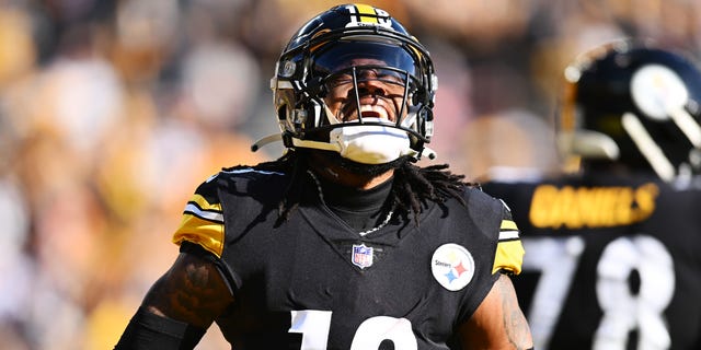 Steelers' Diontae Johnson celebrates a play against the Cleveland Browns on Jan. 8, 2023, in Pittsburgh. 