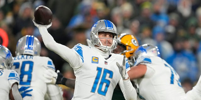 Jared Goff #16 of the Detroit Lions throws a pass during the second quarter against the Green Bay Packers at Lambeau Field on January 08, 2023 in Green Bay, Wisconsin.