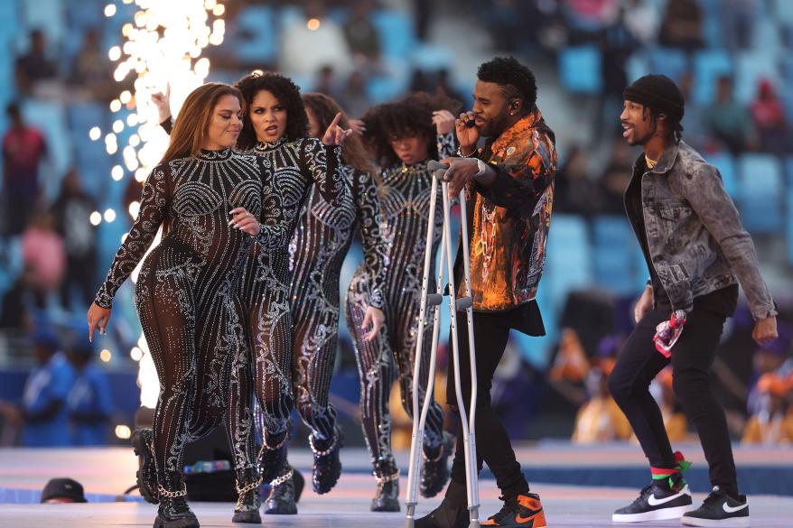 Jason Derulo performs during the opening ceremony before the first match between Dubai Capitals and Abu Dhabi Knight Riders in the DP World ILT20 at Dubai International Stadium on January 13, 2023 in Dubai, United Arab Emirates.