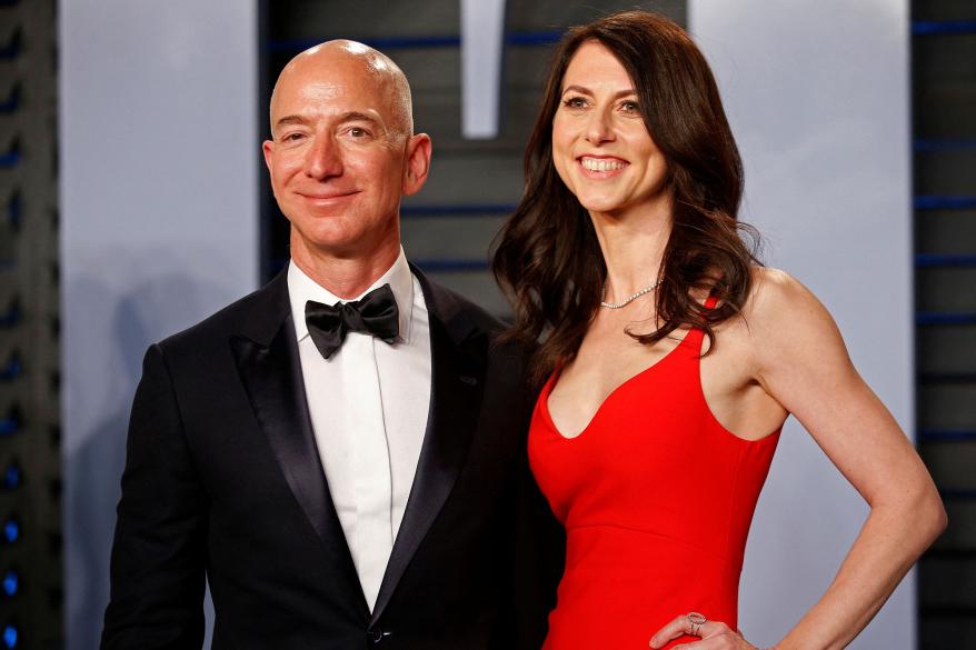 FILE PHOTO: 2018 Vanity Fair Oscar Party – Arrivals – Beverly Hills, California, U.S., 04/03/2018 – Amazon CEO Jeff and wife MacKenzie Bezos. REUTERS/Danny Moloshok/File Photo