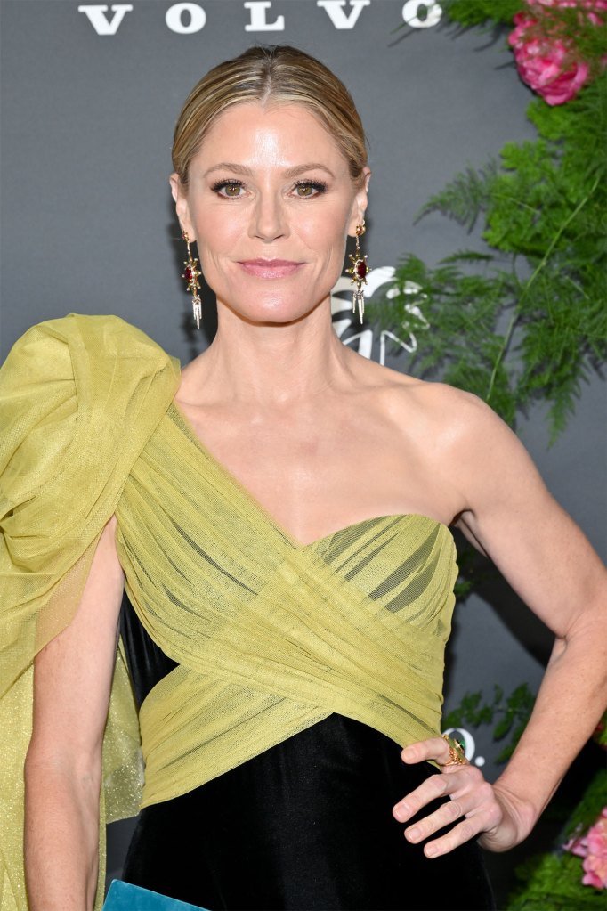 Julie Bowen at the 2022 Baby2Baby Gala held at Pacific Design Center on November 12, 2022 in Los Angeles, California. 