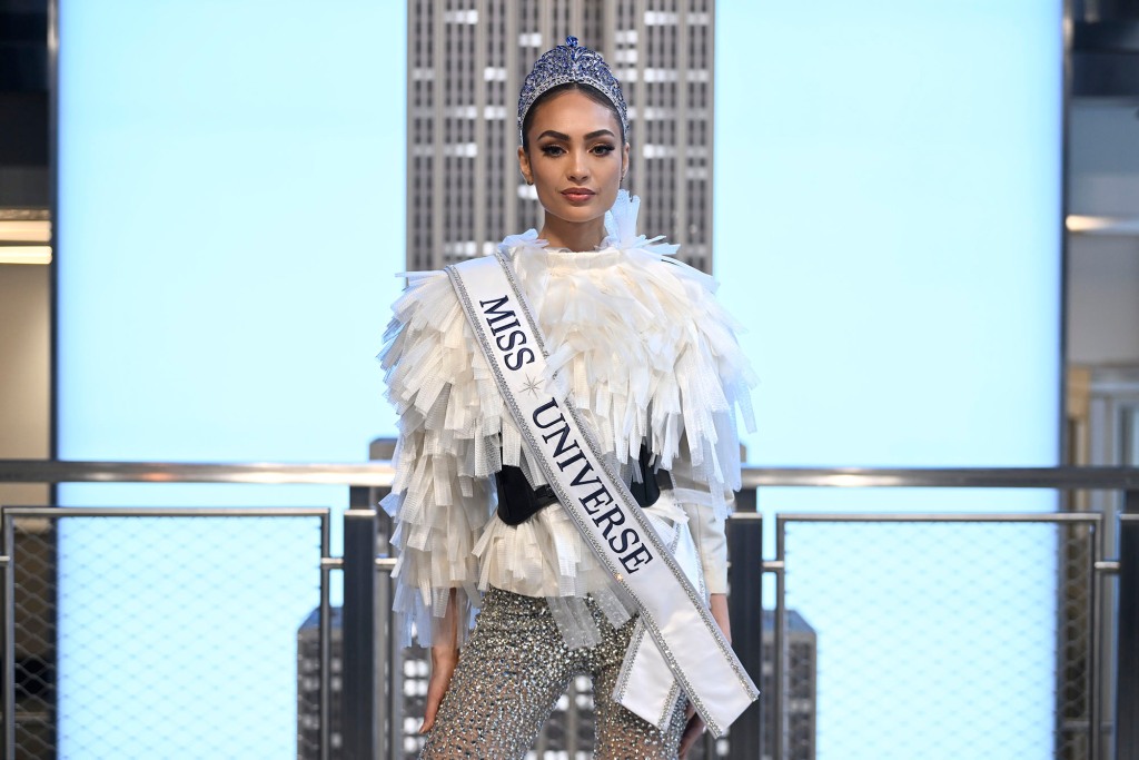  Miss Universe 2022 R'Bonney Gabriel visits The Empire State Building on January 17, 2023 in New York City.