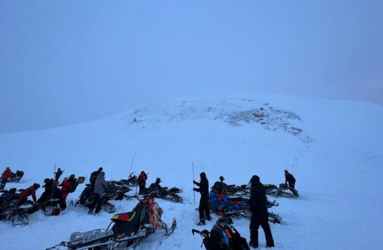 Avalanche in Colorado kills snowmobiler, buries one