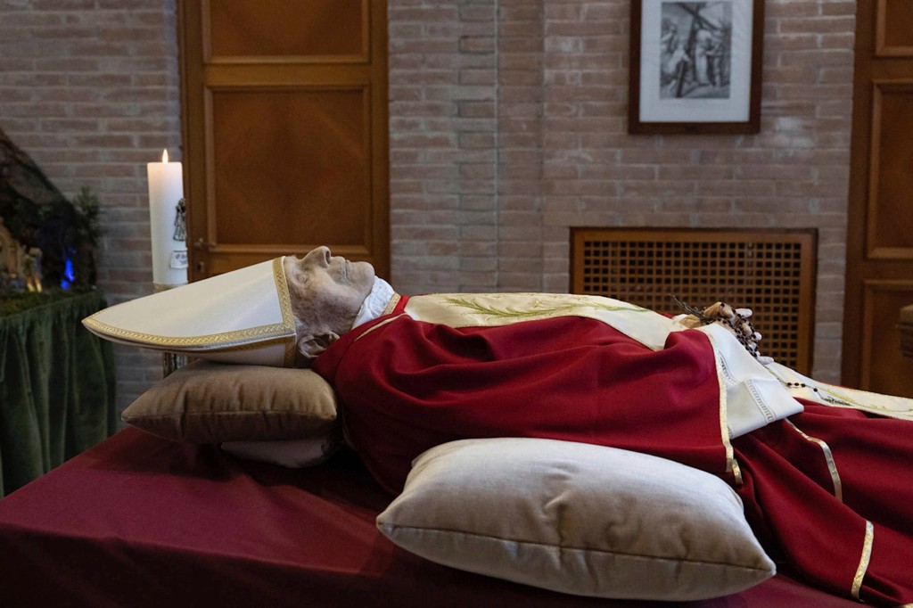 The dead late pope is seen resting