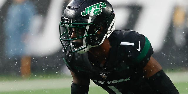 New York Jets cornerback Sauce Gardner (1) defends during the National Football League game between the New York Jets and the Chicago Bears on November 27, 2022, at MetLife Stadium in East Rutherford, New Jersey.  