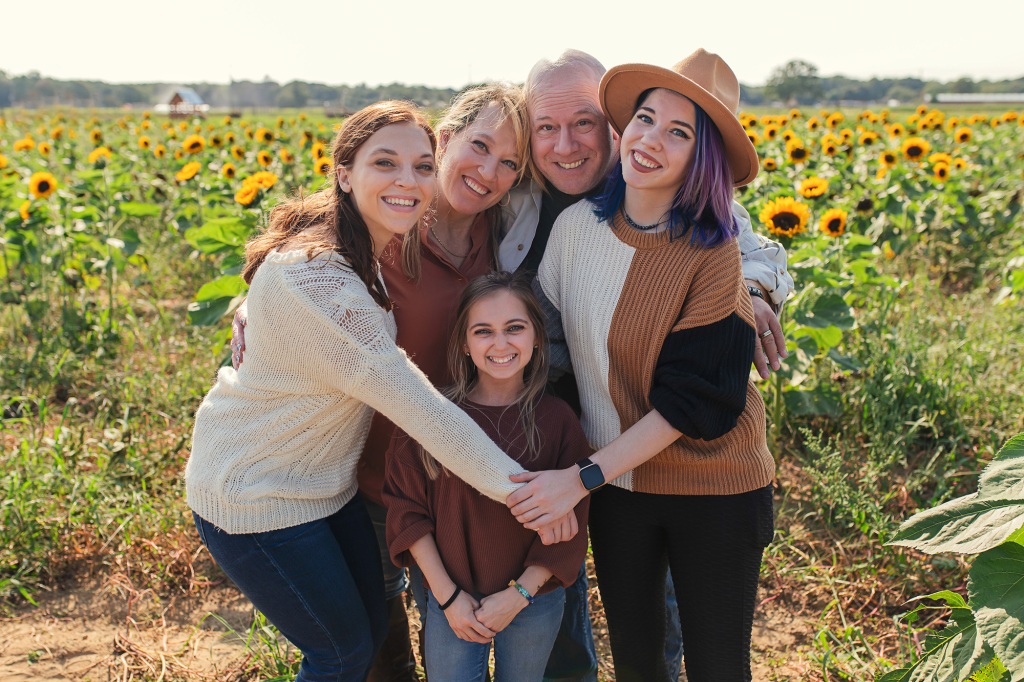 Rae resides with her family. She is seen with her mom, stepdad and siblings. 