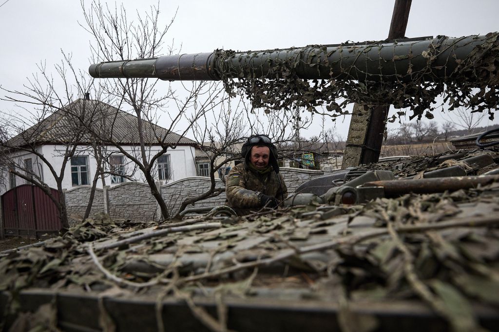 A tanker climbs into the tank to return to the combat zone on the northern front of the Donbas.