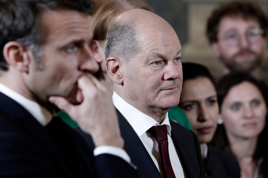 Pkctured are German Chancellor Olaf Scholz, center, and French President Emmanuel Macron on Sunday.