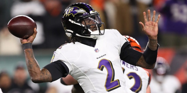 Baltimore Ravens quarterback Tyler Huntley (2) passes the ball during the game against the Baltimore Ravens and the Cincinnati Bengals on January 15, 2023, at Paycor Stadium in Cincinnati.