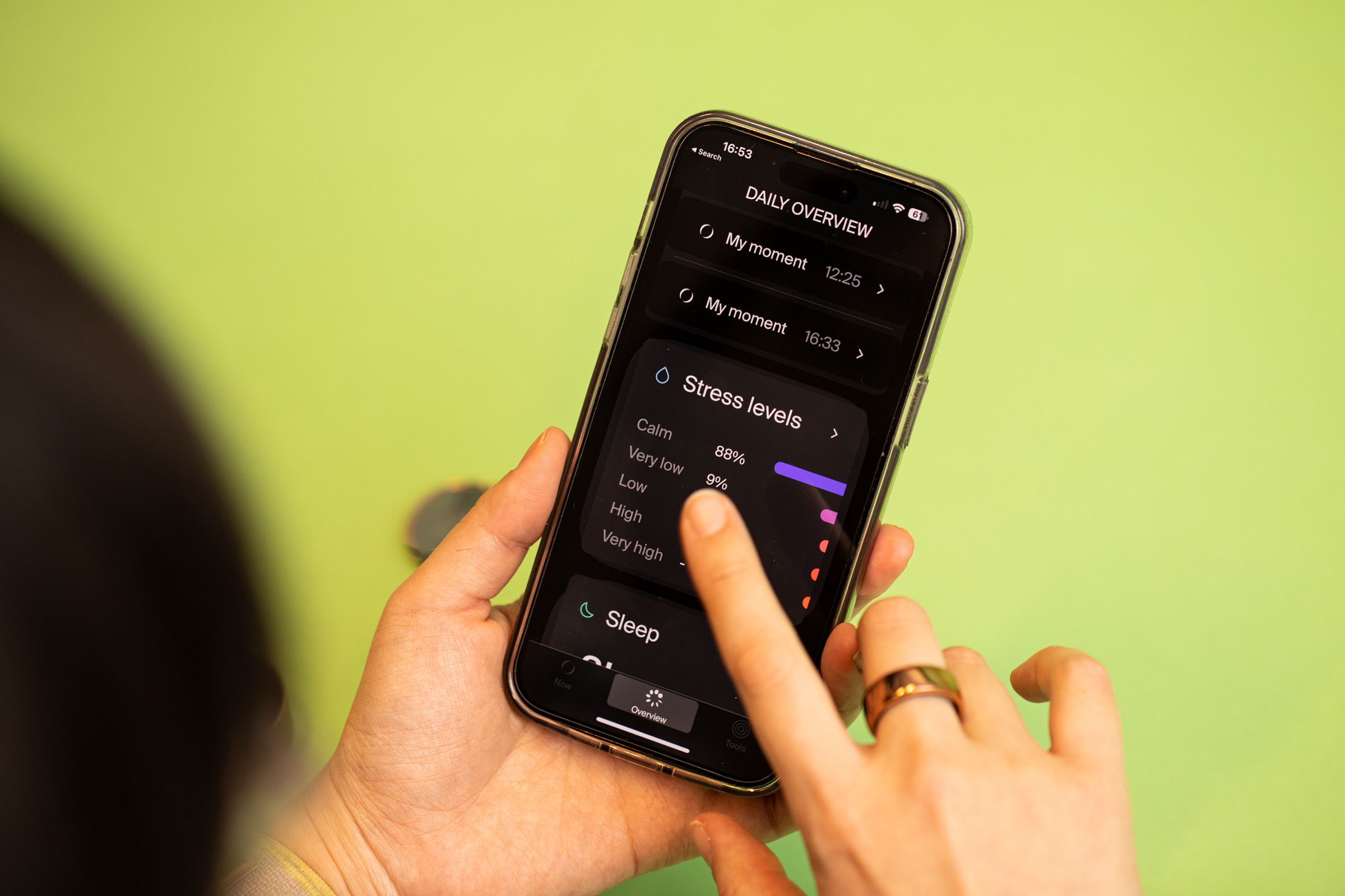 Person looking at stress level data in the Nowatch app
