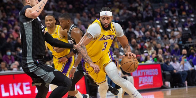 Sacramento Kings center Alex Len guards Los Angeles Lakers forward Anthony Davis (3) during the first quarter of a game in Sacramento, Calif., Nov. 30, 2021. 