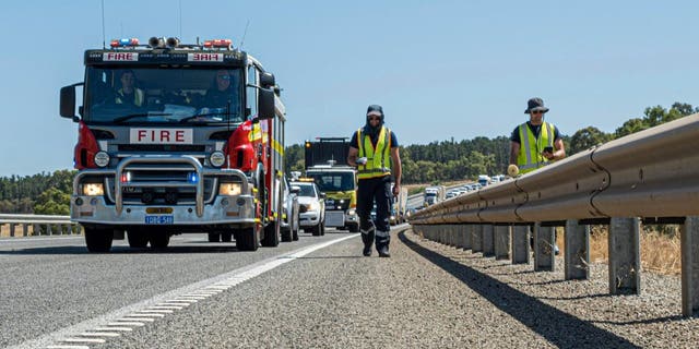  A mining corporation on Sunday apologized for losing the highly radioactive capsule over a 1,400-kilometer (870-mile) stretch of Western Australia, as authorities combed parts of the road looking for the tiny but dangerous substance. 