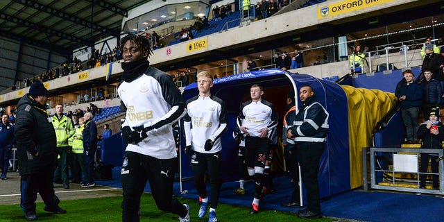 Christian Atsu of Newcastle United runs outside to warm up during the FA Cup Fourth Round Replay match between Oxford United and Newcastle United at Kassam Stadium on February 04, 2020 in Oxford, England. 