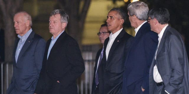 (L-R) US Vice President Joe Biden, US Ambassador to China Max Baucus, US President Barack Obama, US Secretary of State John Kerry, and US Treasury Secretary Jacob Lew walk across Pennsylvania Avenue from Blair House to the White House following a dinner with China's President Xi Jinping on September 24, 2015 in Washington, DC. 