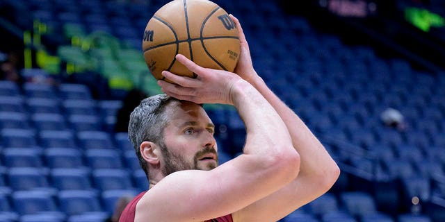 Cleveland Cavaliers forward Kevin Love warms up before the Pelicans game in New Orleans, Friday, Feb. 10, 2023.