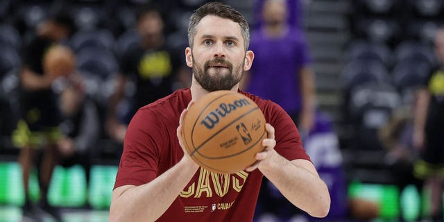 Cleveland Cavaliers forward Kevin Love warms up before the game against the Jazz at Vivint Arena in Salt Lake City on Jan. 10, 2023.