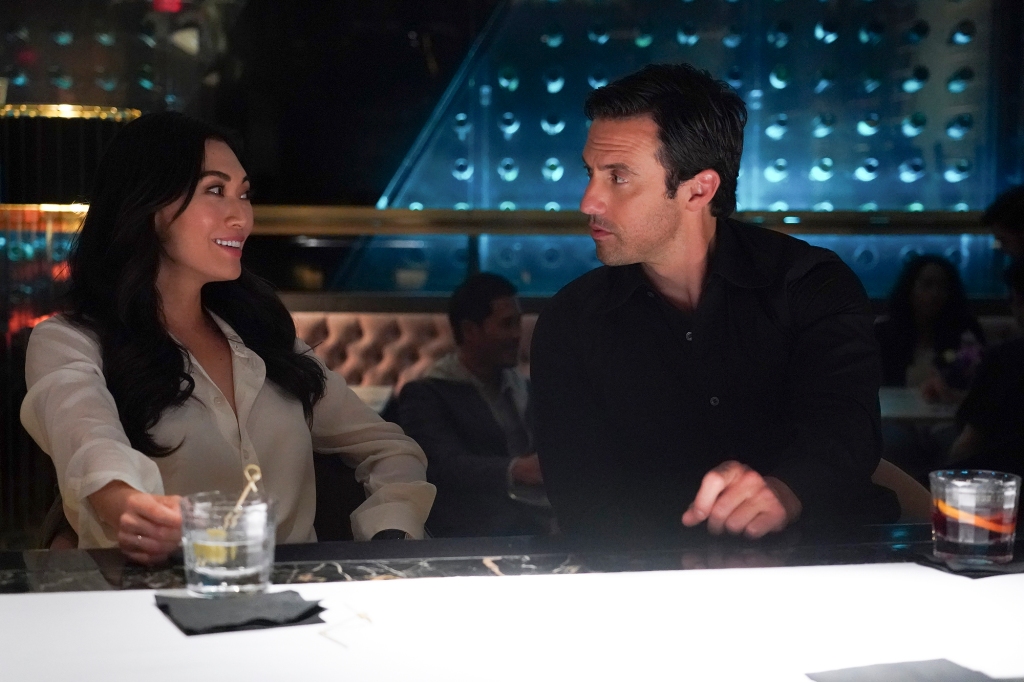 Emma and Charlie meet for the first time in a bar in the premiere of "The Company You Keep."