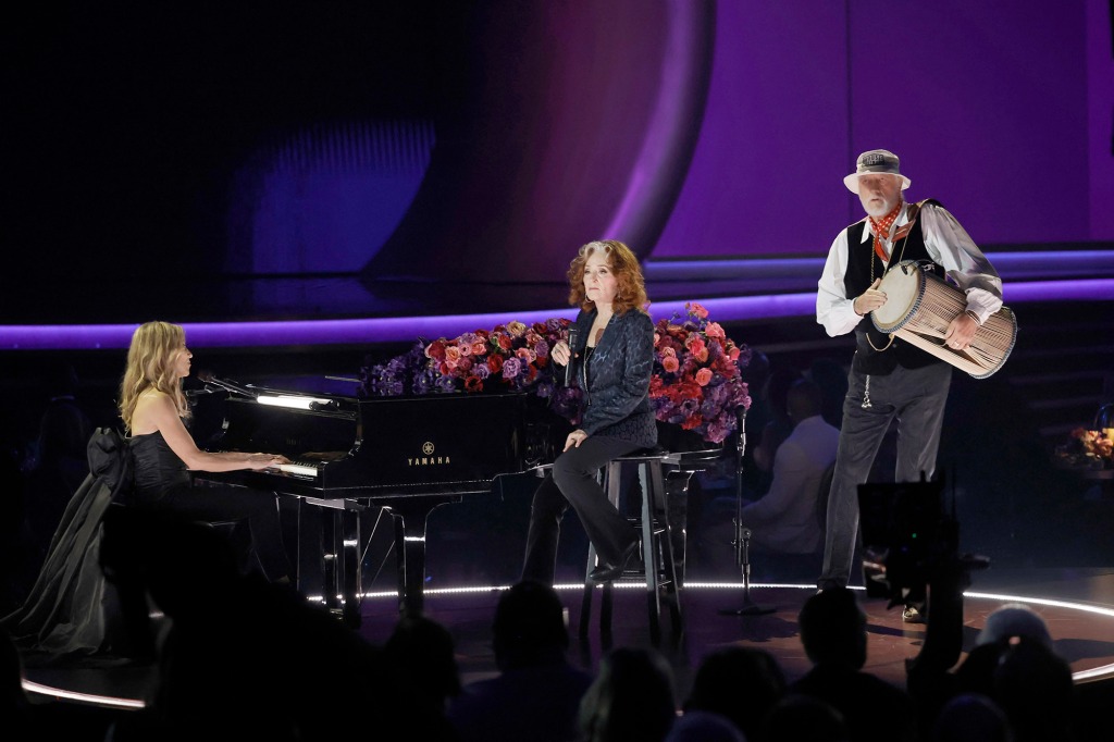 Sheryl Crow, Mick Fleetwood, and Bonnie Raitt also joined together to sing "Songbird" in honor of McVie, who passed in November. Crow played the piano during the performance.