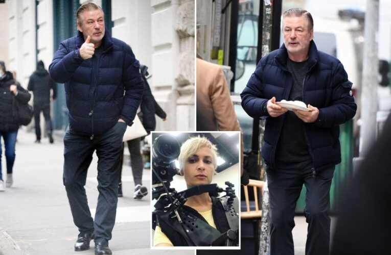 Alec Baldwin gives thumbs-up after Halyna Hutchins’ family ‘Rust’ lawsuit