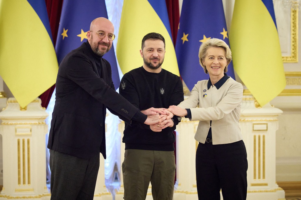 This handout picture taken and released by the Ukrainian Presidential press-service on February 3, 2023, shows European Council President Charles Michel (L), Ukrainian President Volodymyr Zelensky (C), European Commission President Ursula von der Leyen (R) posing during an EU-Ukraine summit in Kyiv.
