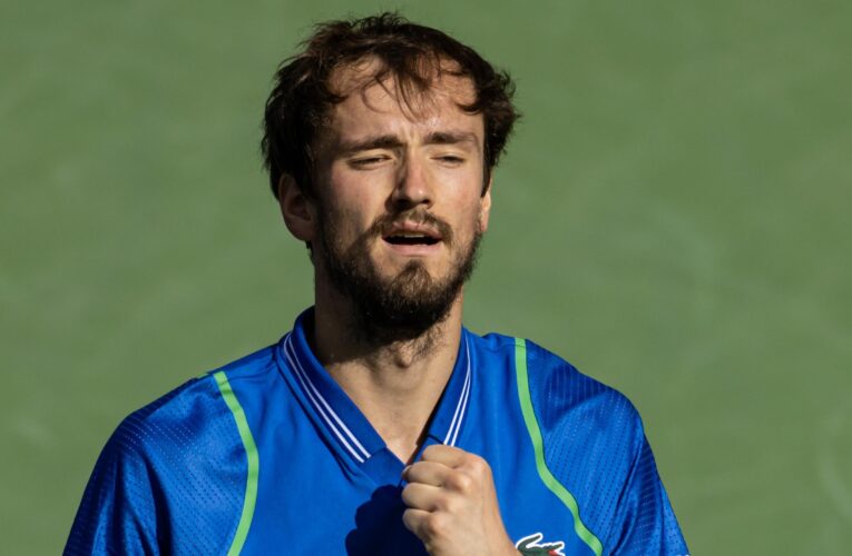 Daniil Medvedev overcomes bleeding thumb to beat Alejandro Davidovich Fokina and reach Indian Wells semis